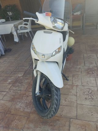 Peugeot Tweet Scooter Blanca y Negra