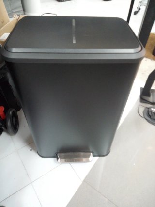 Cubo basura rectangular negro pedal