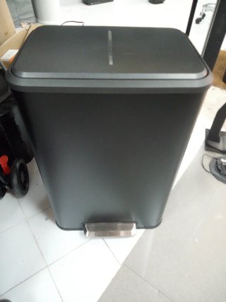 Cubo basura rectangular negro pedal