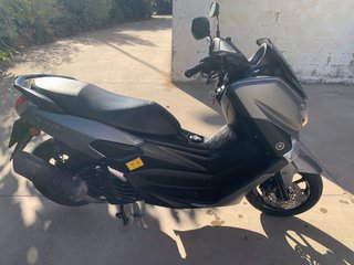 Yamaha NMAX 125 Maxi Scooter Gris/Negro