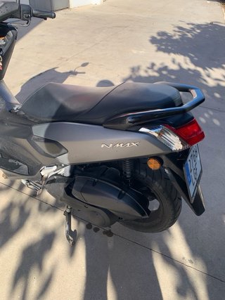 Yamaha NMAX 125 Maxi Scooter Gris/Negro