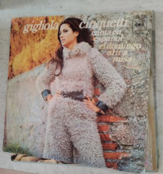 Lote 4 singles: Julio Iglesias, Serrat, Sandie Sha