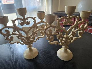 Candelabros de plástico beige
