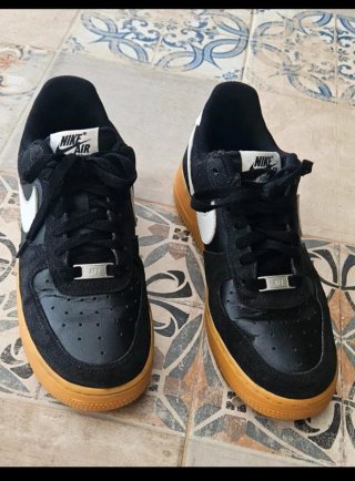 Nike Air Force 1 Negras Goma