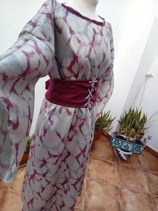 Traje medieval gris y morado sin estrenar