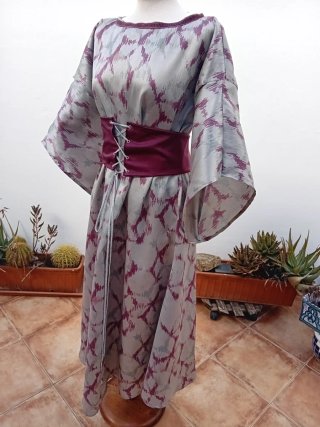 Traje medieval gris y morado sin estrenar