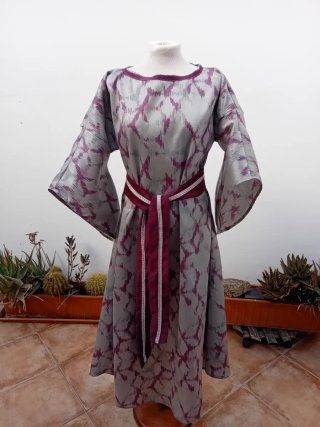 Traje medieval gris y morado sin estrenar