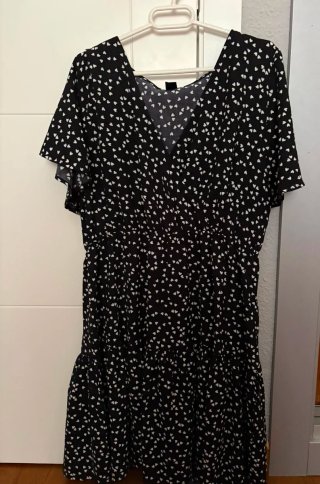 Vestido negro con estampado de corazones blancos