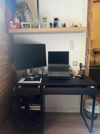Escritorio negro y madera