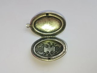 Colgante, cajita, ovalado con flores plateado.