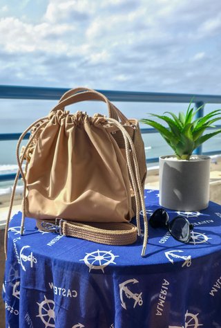 Bolso de mano de cordón hecho a mano