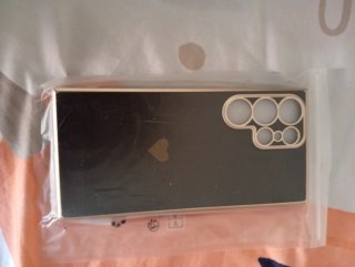 Funda móvil negra con corazón dorado