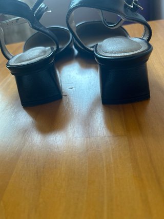 Zapatos de vestir negros con tiras