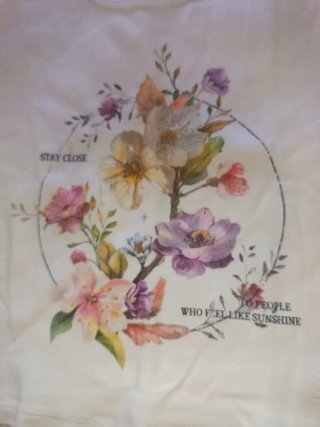 Camiseta blanca con estampado floral