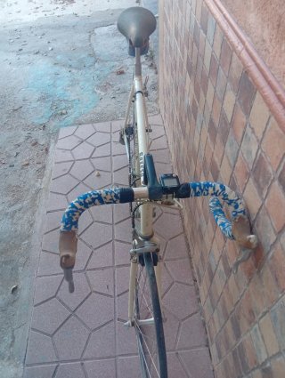 Bicicleta Carretera Antigua y rodillo