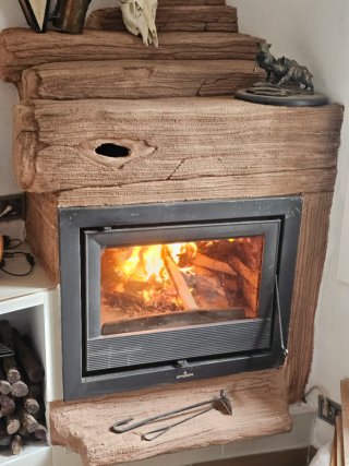 Chimenea rústica de leña