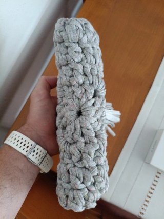 Bolso tejido a mano gris y blanco