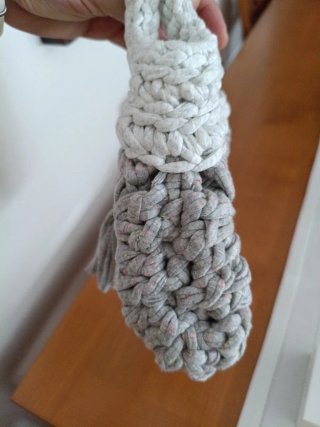 Bolso tejido a mano gris y blanco