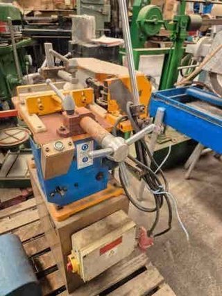 MAQUINA DE CORTE DE ALUMINIO