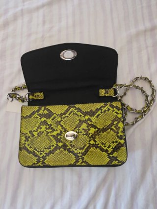 Bolso Stradivarius verde estampado serpiente