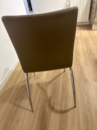 Lote de 4 sillas de piel y metal. No hago envios.