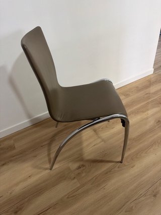Lote de 4 sillas de piel y metal. No hago envios.