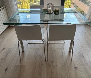 Mesa comedor extensible cristal + 4 sillas blancas