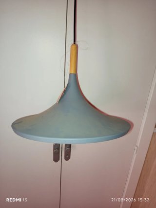 Lámpara de techo gris y latón