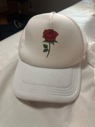 Gorras blancas con diseño de rosa y leopardo
