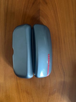 Funda de gafas Prada.