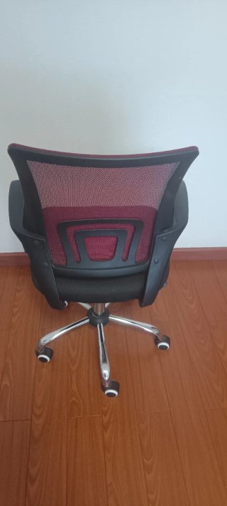 Silla de oficina giratoria púrpura y negra