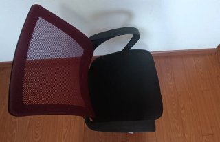 Silla de oficina giratoria púrpura y negra