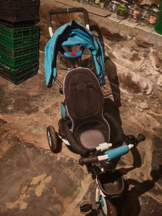 Triciclo con capota y manillar desmontable