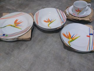 Vajilla de porcelana con flor