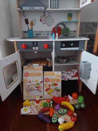 Cocina de juguete de madera con accesorios