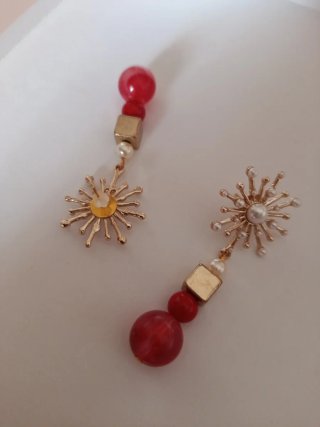 Pendientes perlas y cuentas rojas