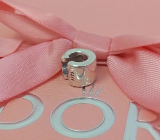 Charm Pandora Letra C Pavé con caja.