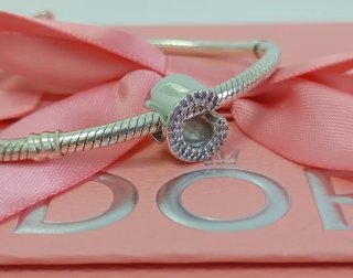 Charm Pandora Letra C Pavé con caja.