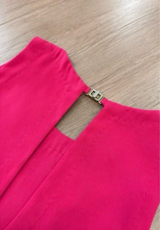 Vestido rosa elegante con capas y cierre trasero