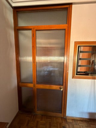 Puerta de madera y cristal acanalado