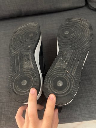 Nike Air Force 1 negras con línea blanca