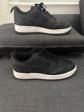Nike Air Force 1 negras con línea blanca