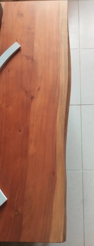 Mesa de madera rústica con patas metálicas