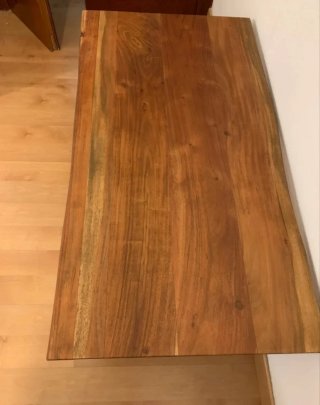 Mesa de madera rústica con patas metálicas