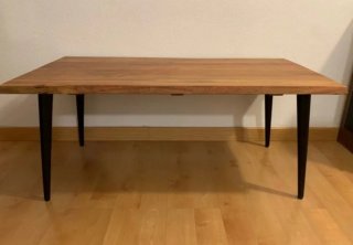 Mesa de madera rústica con patas metálicas