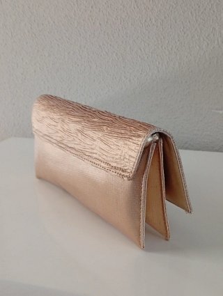 Bolso de mano dorado