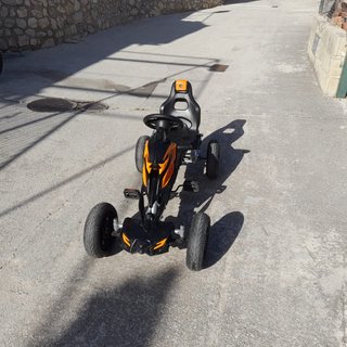 Kart a pedales infantil negro y naranja