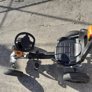 Kart a pedales infantil negro y naranja