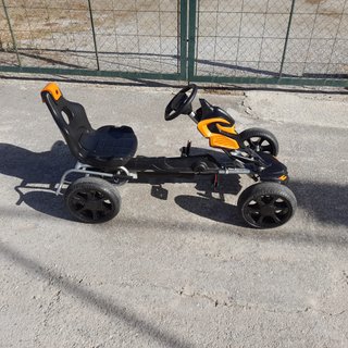 Kart a pedales infantil negro y naranja