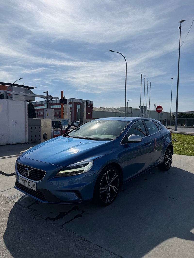 Volvo V40 R-Design - foto 1